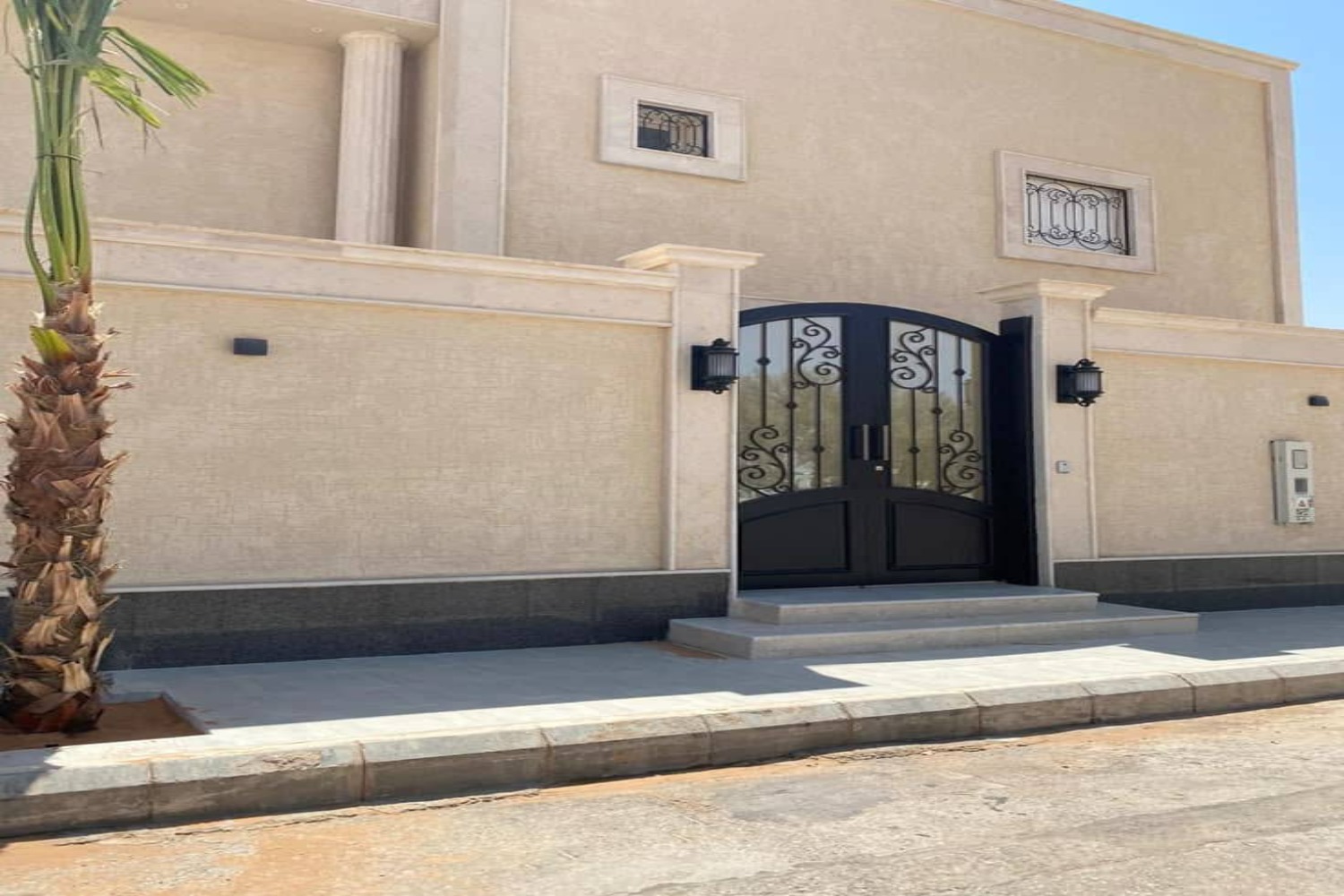 🏡 كيف توسع مساحة منزلك بذكاء؟ دليلك الشامل لبناء الملاحق والمجالس بالرياض ✨